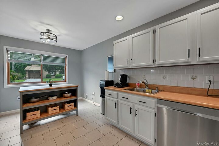 Property Photo:  255 Heritage Lane  NY 10950 