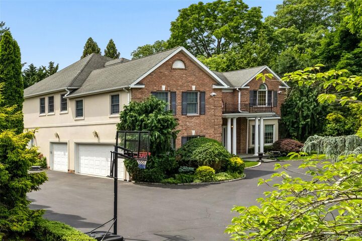 Property Photo:  50 Eastwoods Court  NY 11576 