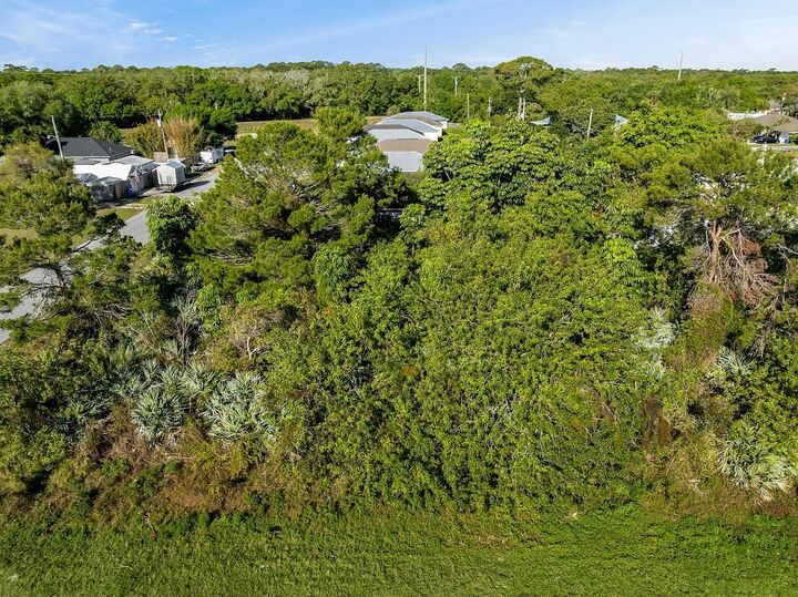 Property Photo: 1505 4th Avenue SW FL 32962
