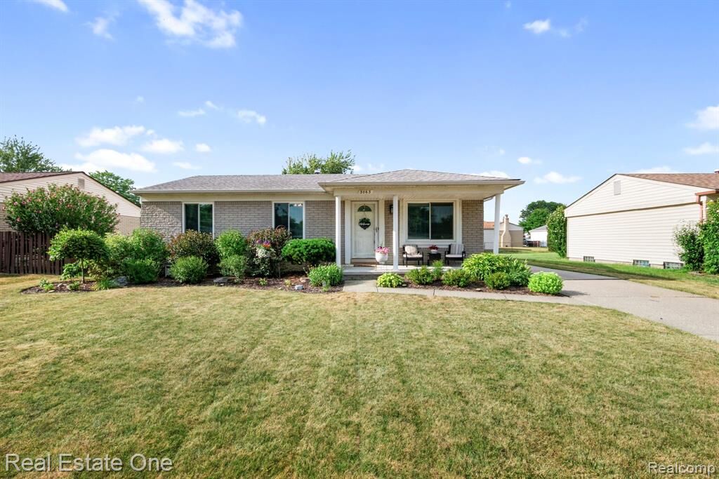 Property Photo:  3063 Eunice Drive  MI 48310 4972 
