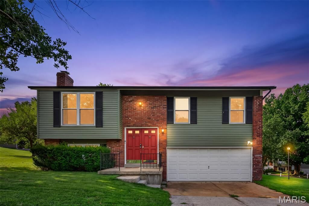 Property Photo:  6 Golden Oak Court  MO 63088 