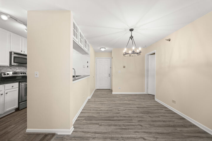 Property Photo: 214 Glengarry Drive 201 IL 60108