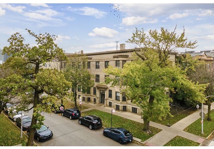 Property Photo:  917 W Waveland Avenue 1A  IL 60613 