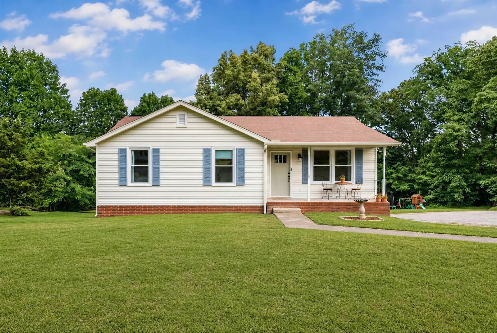 Property Photo: 250 Old Columbia Rd TN 37055