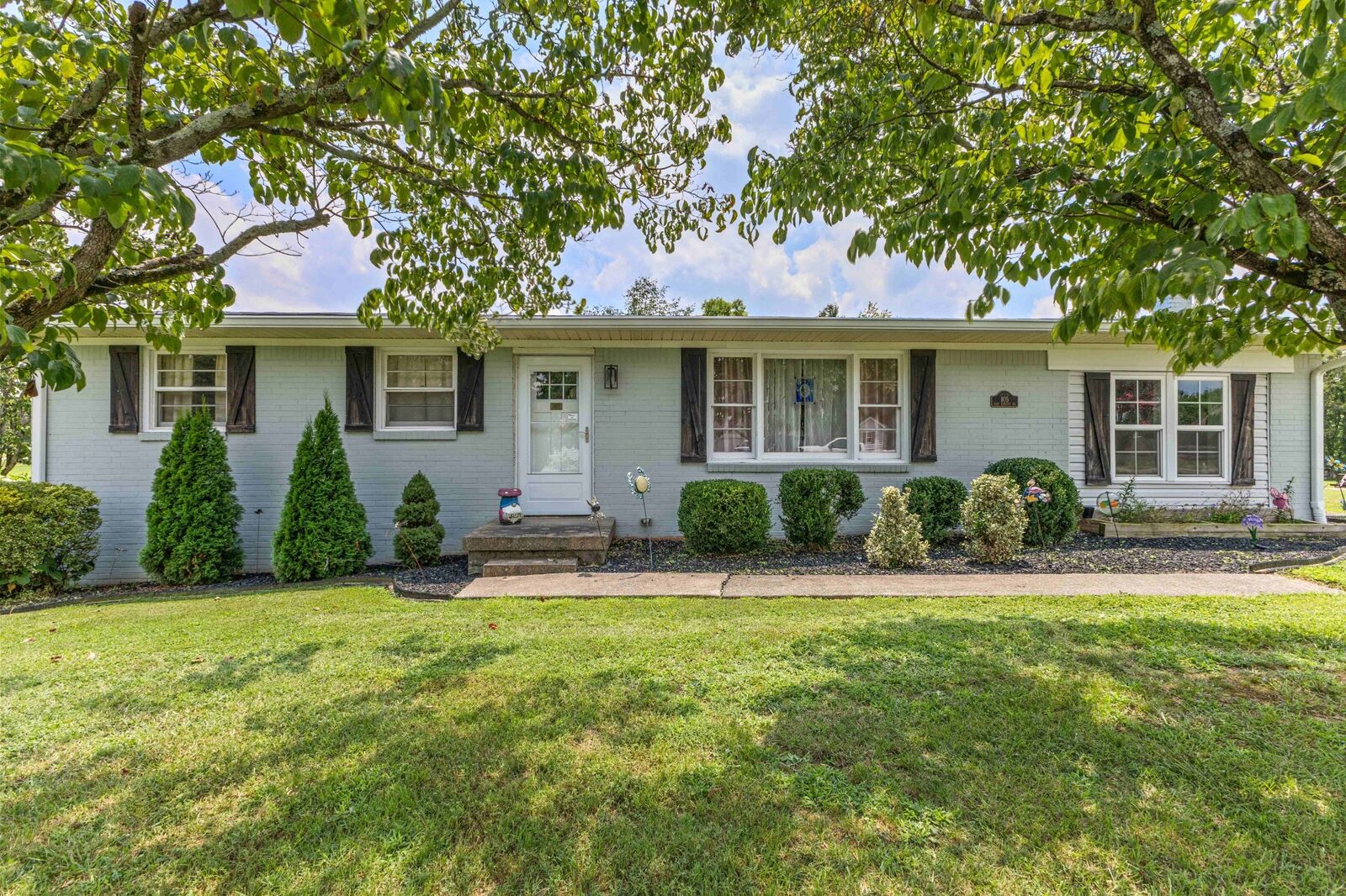 Property Photo:  105 E Roberts Rd  TN 37148 