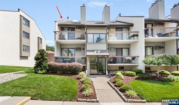 Property Photo:  102 West Ridge Mews  NJ 07075 