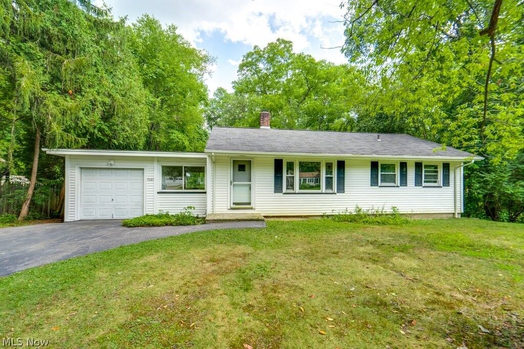 Property Photo:  5567 Valley Lane  OH 44139 