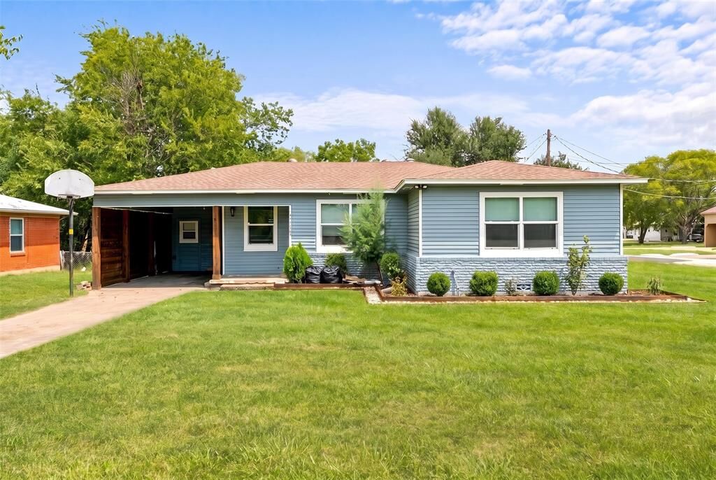 Property Photo: 3202 Mitchell Street TX 75402
