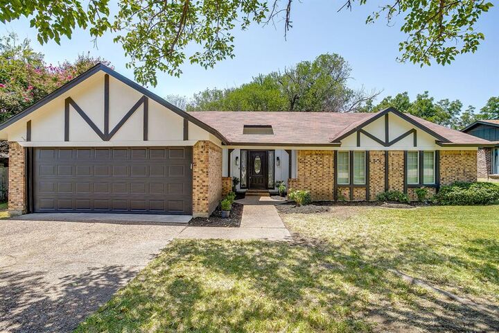 Property Photo:  105 Lakeway Drive  TX 76126 