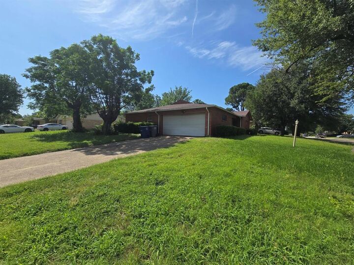Property Photo: 212 N Longacre Lane TX 75217