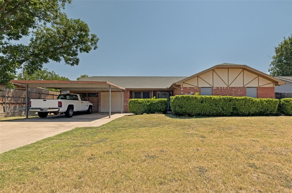 Property Photo: 7805 Marlborough Drive W TX 76134