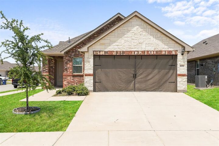 Property Photo: 601 Nature Stroll Road TX 75166