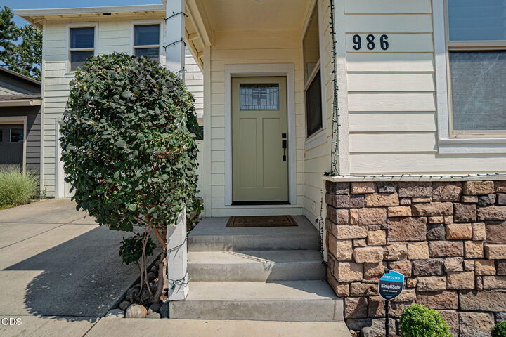 Property Photo:  986 Stoneridge Avenue  OR 97520 