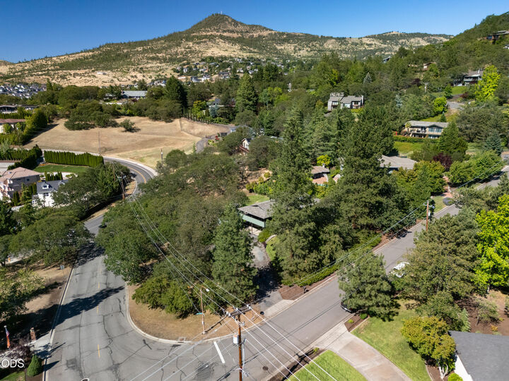 Property Photo:  132 High Oak Drive  OR 97504 