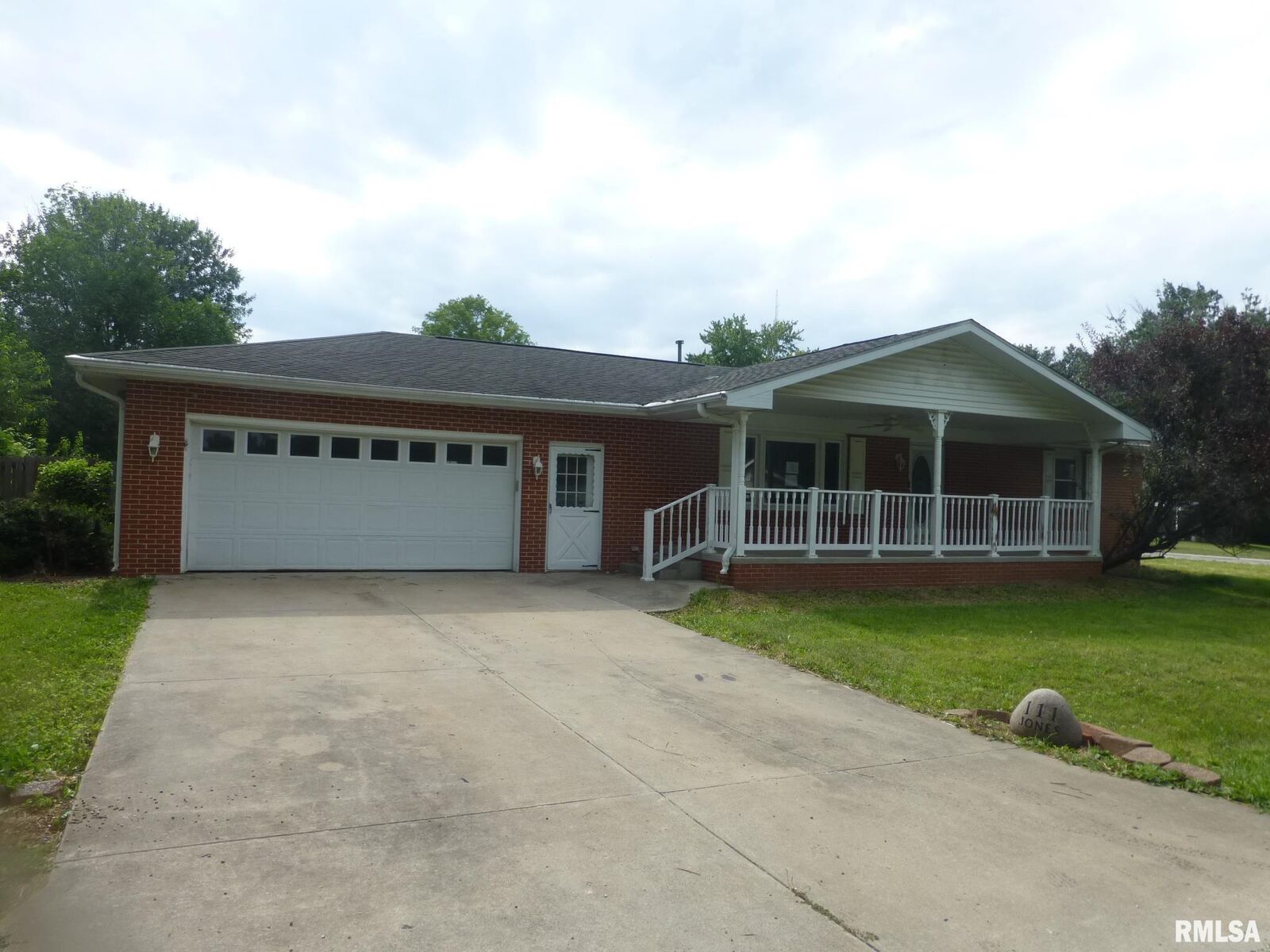 Property Photo:  111 Jones Street  IL 62695 