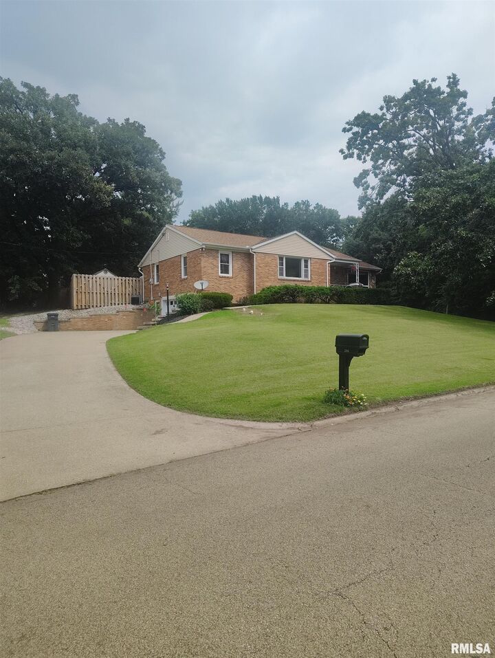 Property Photo: 205 N Sycamore Terrace IL 61520