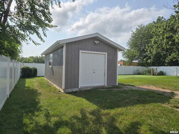 Property Photo: 170 S Pleasant Avenue IL 61401