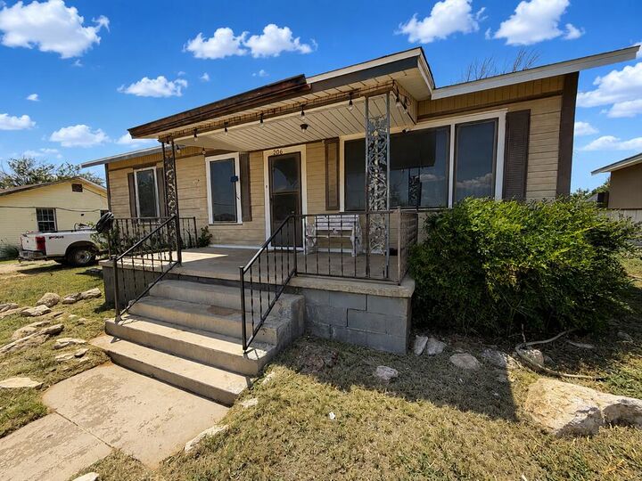 Property Photo: 206 SE 5th St TX 79714