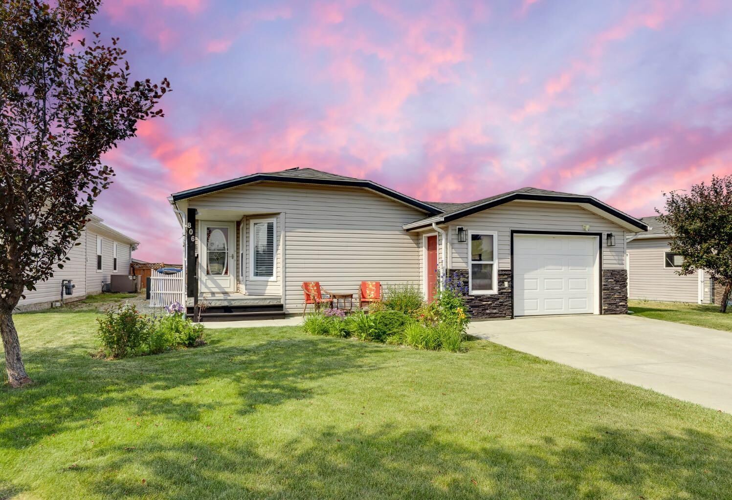Property Photo: 806 Beckner Crescent AB T0M 0N0