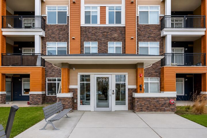 Property Photo: 3727 Sage Hill Drive NW 3412 AB T3R 1T7