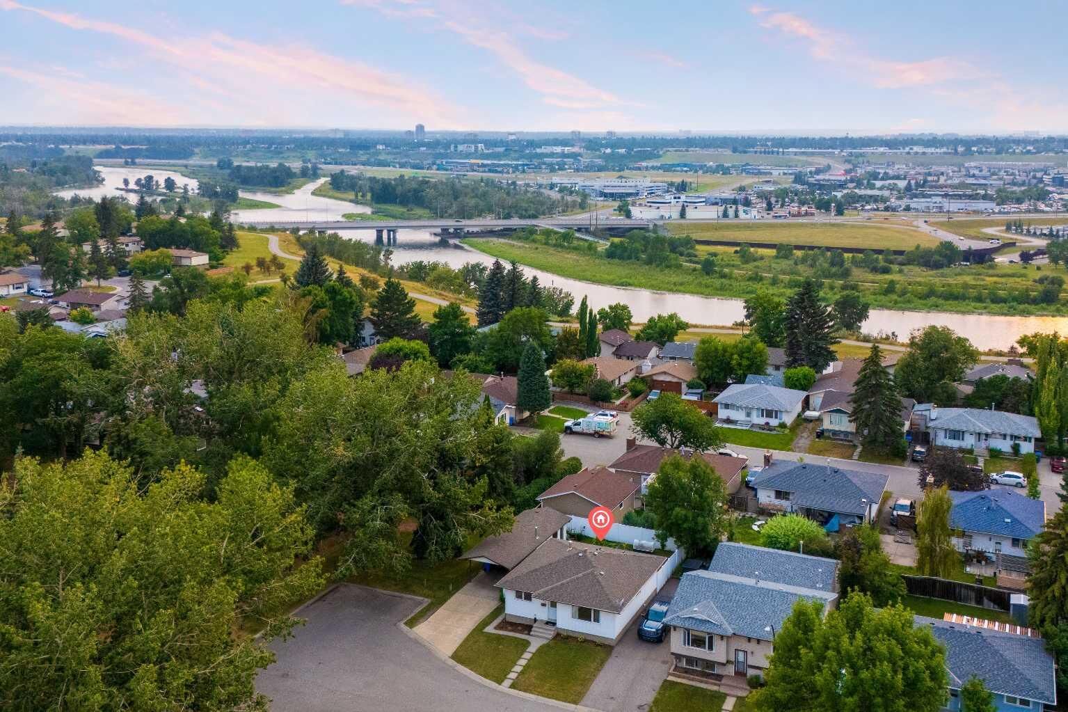 Property Photo: 239 Lynnover Place SE AB T2C 1L5
