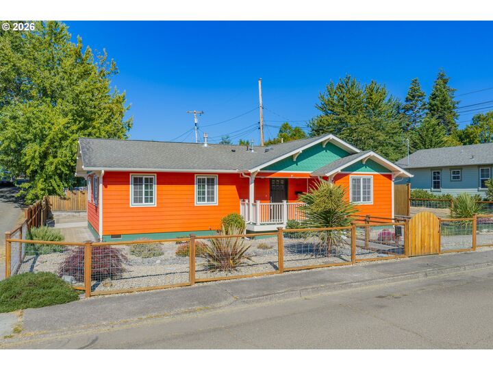 Property Photo: 869 N Collier St OR 97423