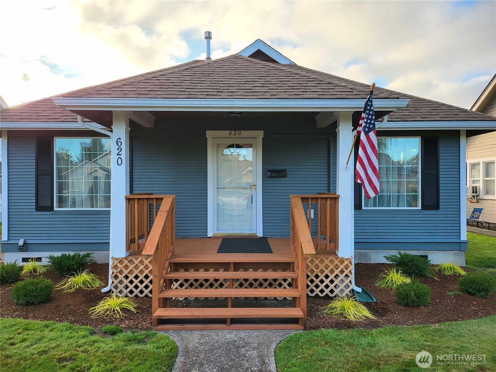 Property Photo:  620  20th Avenue  WA 98632 