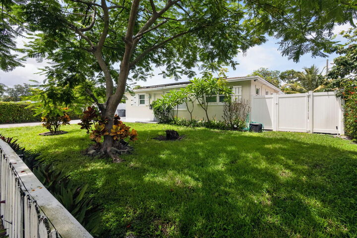 Property Photo: 813 Date Palm Drive FL 33403