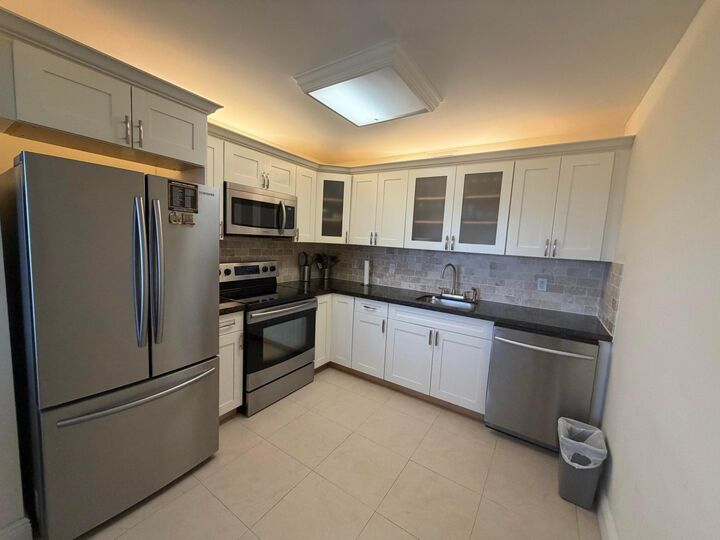 Property Photo:  1905 Bermuda Circle L4  FL 33066 