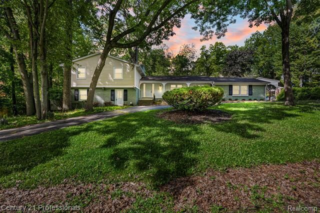 Property Photo: 745 Hawthorne Drive MI 48304
