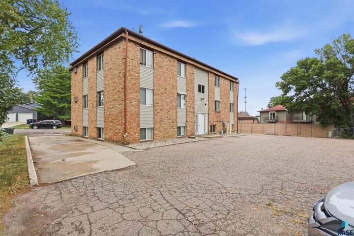 Property Photo: 412 S Thompson Ave SD 57103-2094
