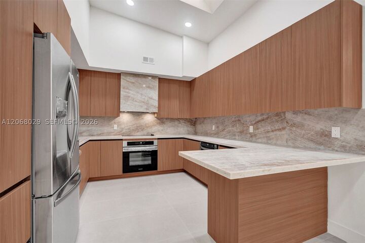 Property Photo:  21240 Harbor Way 285-28  FL 33180 