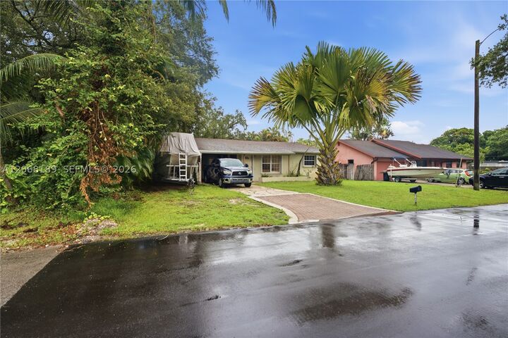 Property Photo:  5190 SW 28th Ter  FL 33312 