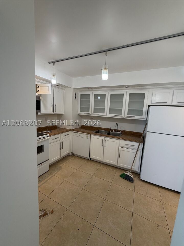 Property Photo:  5838 Collins Ave 4A  FL 33140 
