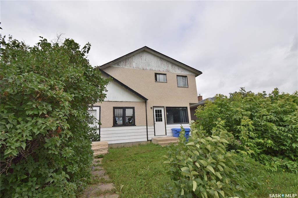 Property Photo: 664 7th Street E SK S6V 0S8