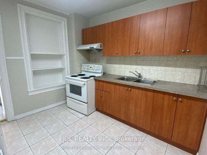 Property Photo:  593 Bathurst Street Main Floor  ON M5S 2P8 
