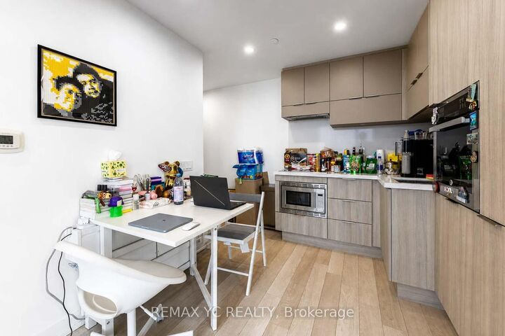 Property Photo: 39 Roehampton Avenue 3708 ON M4P 0G1