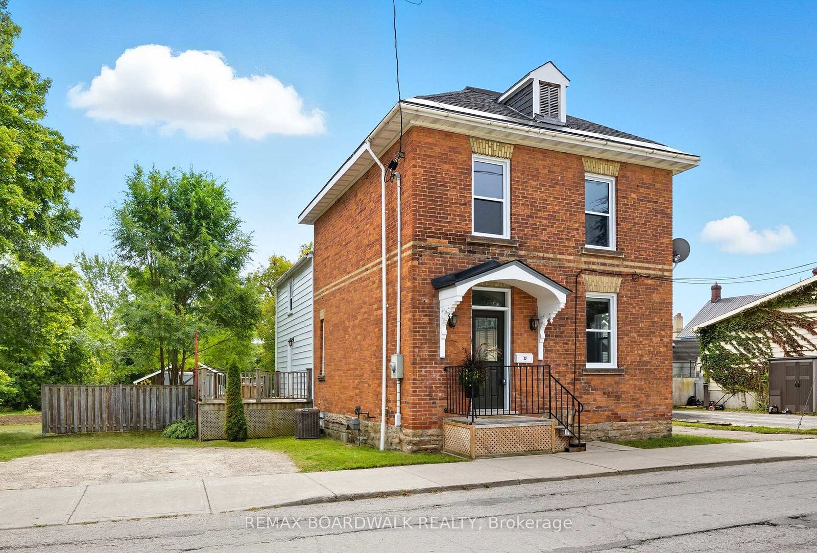 Property Photo: 22 Isabella Street ON K7H 2W8