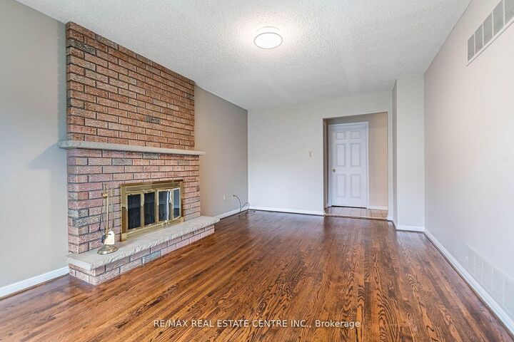Property Photo:  1134 Deer Run  ON L5C 3S6 