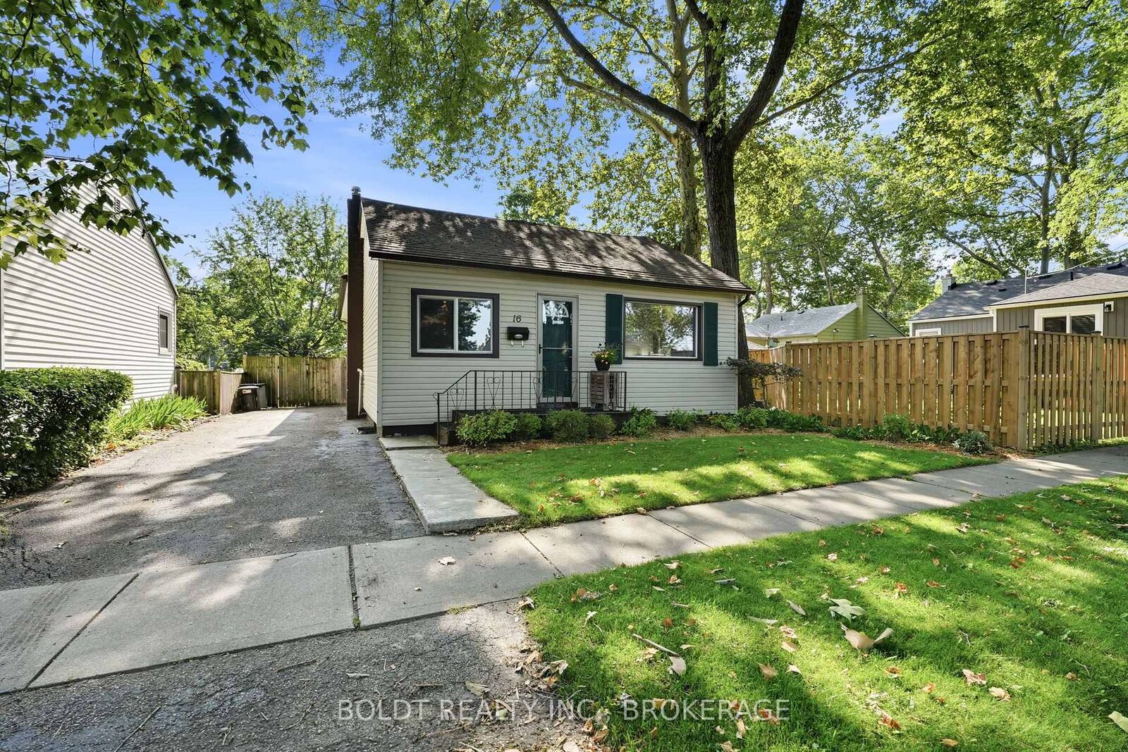 Property Photo: 16 Longfellow Avenue ON L2R 6N5