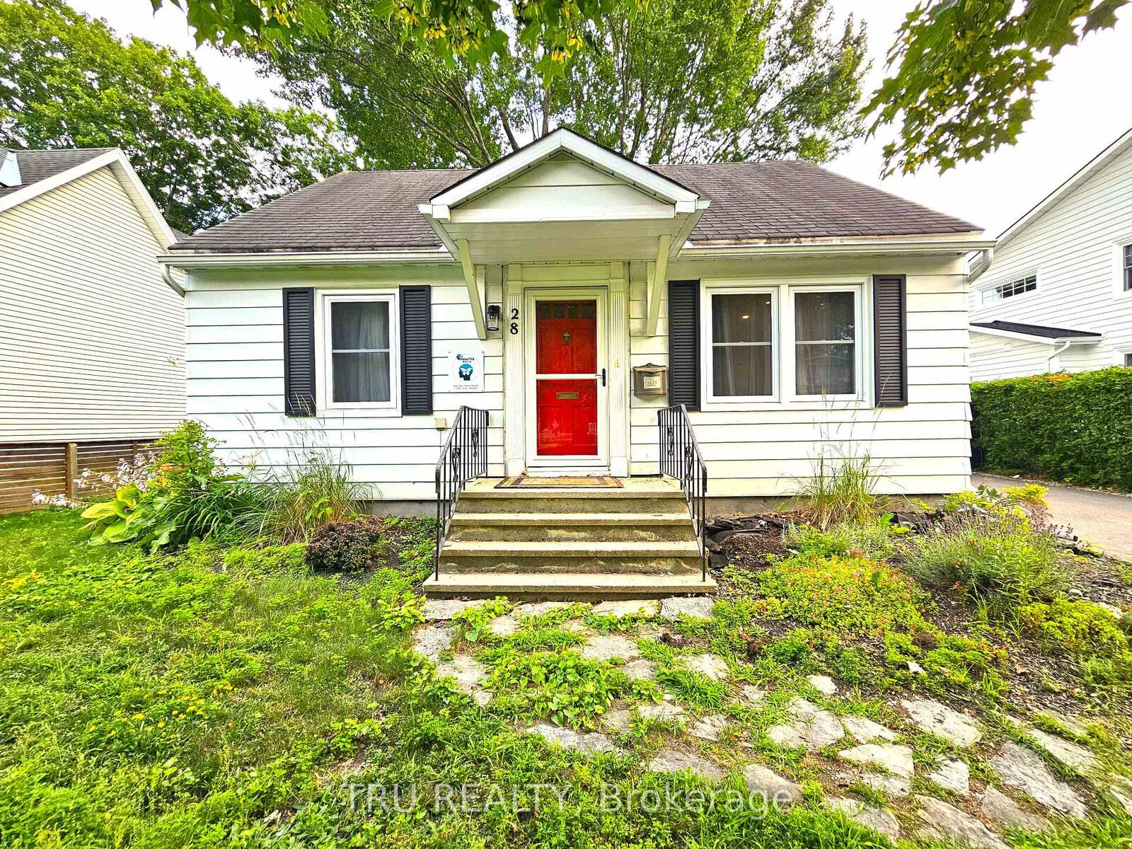 Property Photo: 28 Arundel Avenue ON K1K 0B6