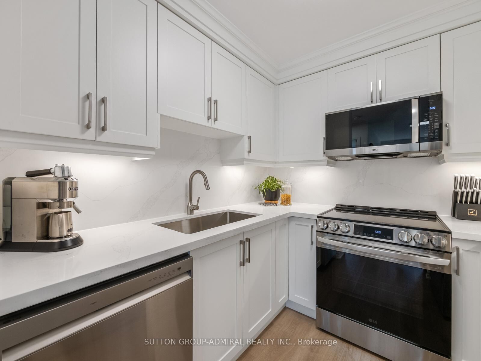 Property Photo:  35 Finch Avenue E 1112  ON M2N 6Z8 