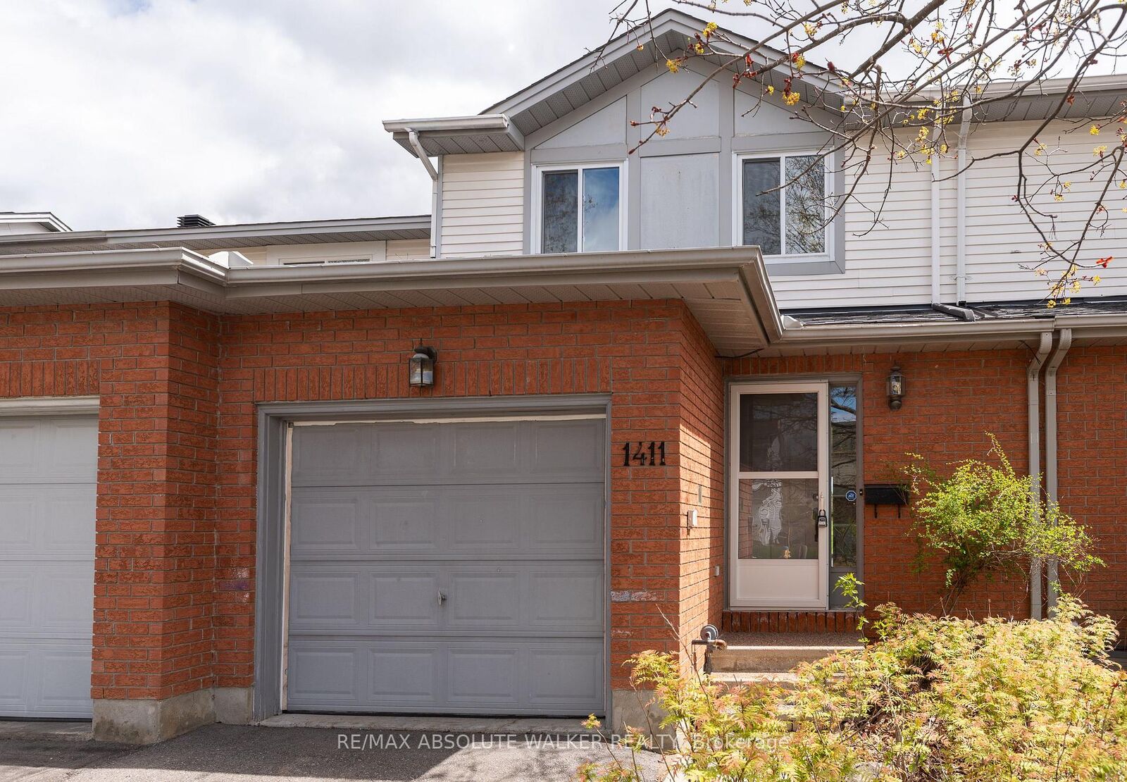 Property Photo: 1411 Caravel Crescent ON K1E 3X4