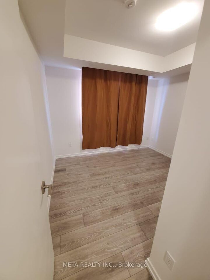Property Photo:  22 Lytham Green Circle 13  ON L3Y 0H3 