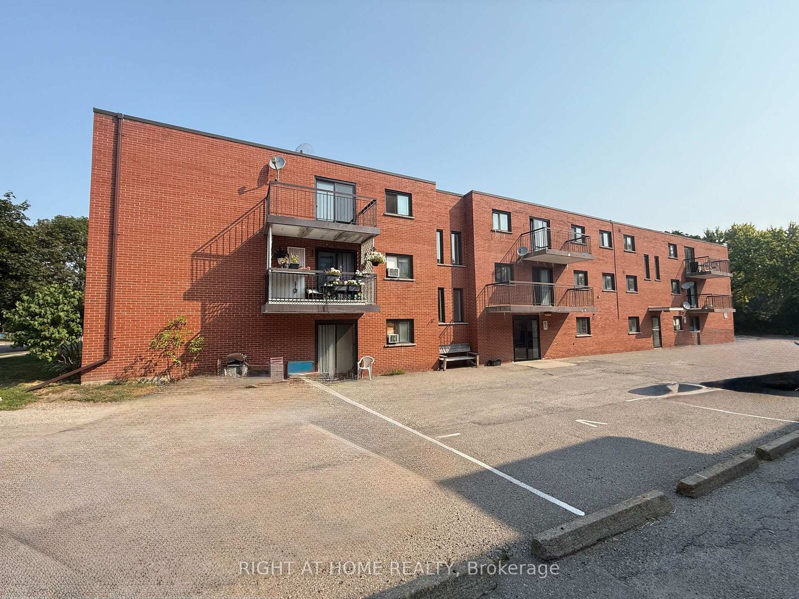 Property Photo:  555 Oxford Street 205  ON L1J 3V5 