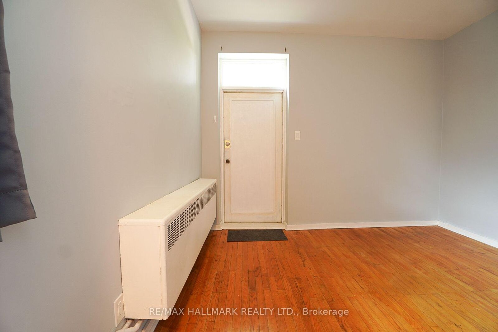 Property Photo:  1432 Queen Street E 3  ON M4L 1E1 