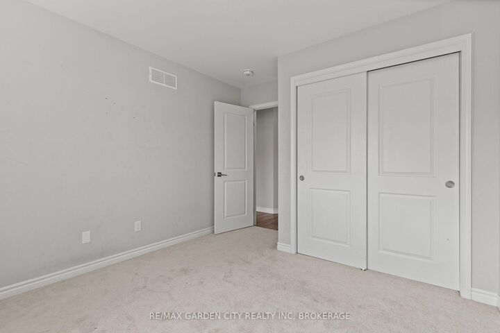Property Photo: 182 Broadway Lane 8 ON L3C 5L5