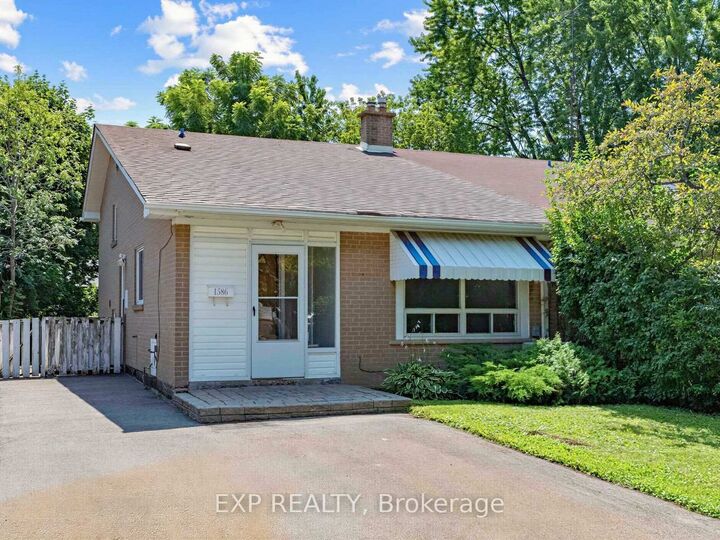 1586 Sandgate Crescent — photo 1