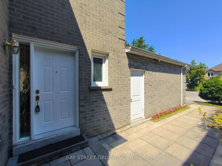 Property Photo:  3282 Dragon Drive  ON L5B 3G7 