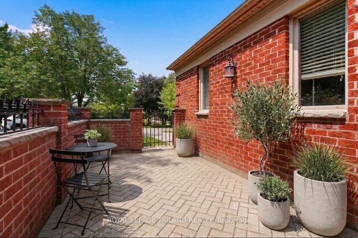 Property Photo: 60 Rosecliffe Crescent 8 ON N6K 4E5